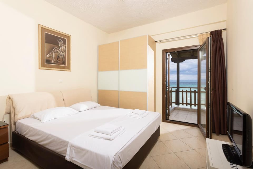 Take Me To The Sea - Beachfront, Starlink Apartment in Halkidiki