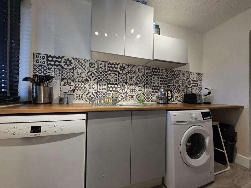 Coffee/tea facilities, Kitchen or kitchenette, dishwasher, toaster, washing machine