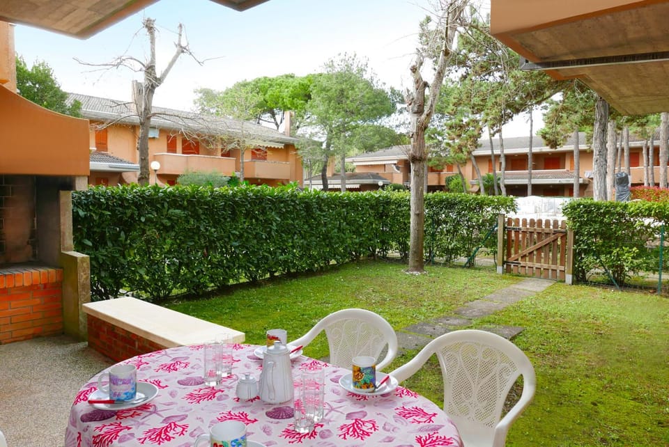 Garden, Balcony/Terrace, Swimming pool, flat iron