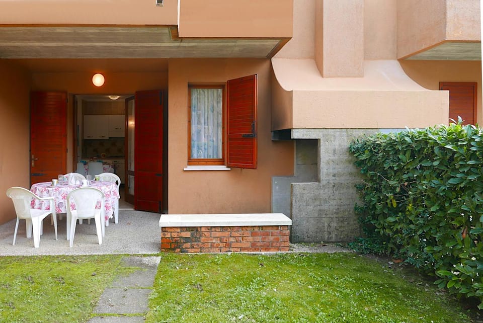 Property building, Garden, Balcony/Terrace, Dining area, flat iron