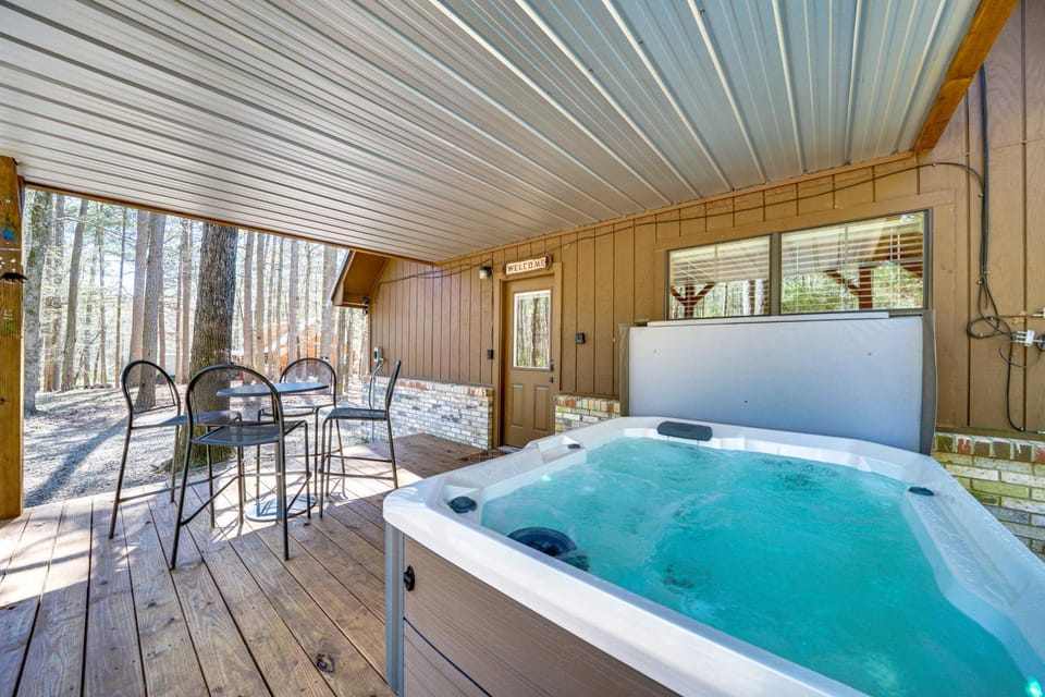 Cabin w/ Private Hot Tub: 2 Mi to Broken Bow Lake! Cabin in Broken Bow