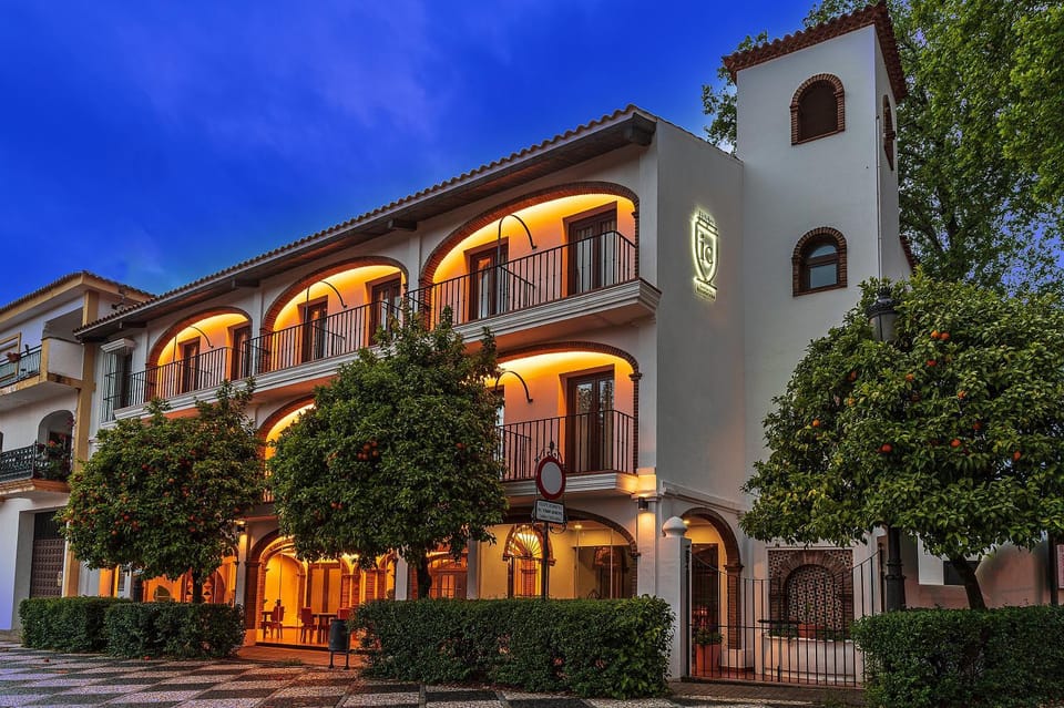 Property building, Facade/entrance, Night