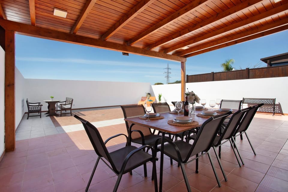 Property building, Balcony/Terrace, Living room