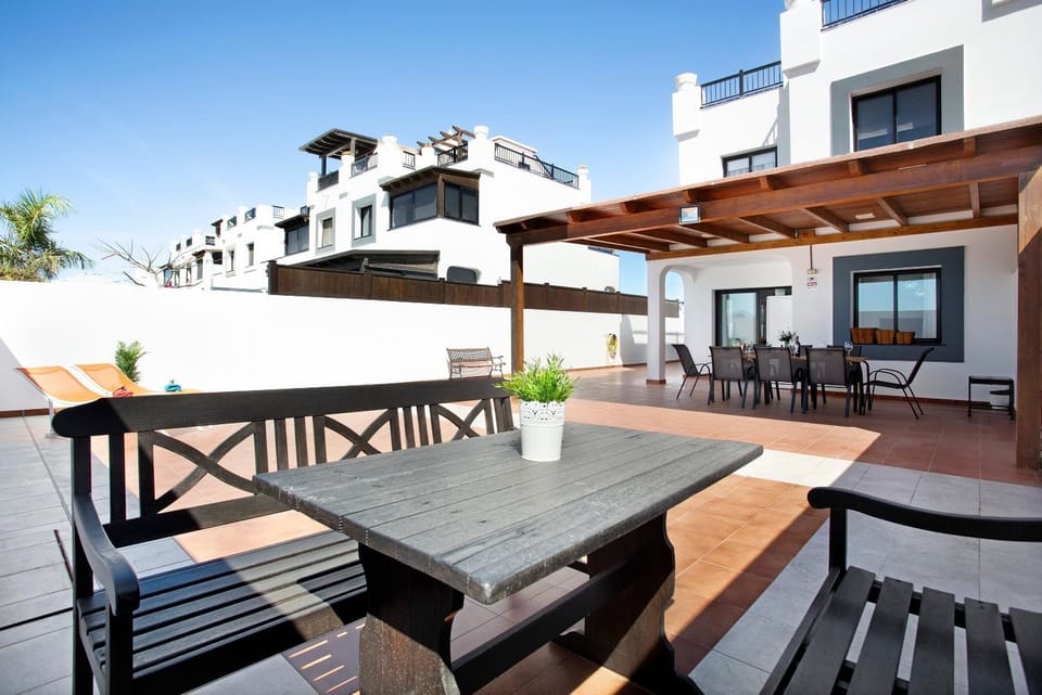 Property building, Balcony/Terrace, Living room