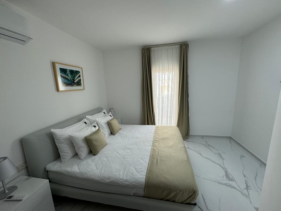 Bed, Photo of the whole room, Seating area, Bedroom, air conditioner