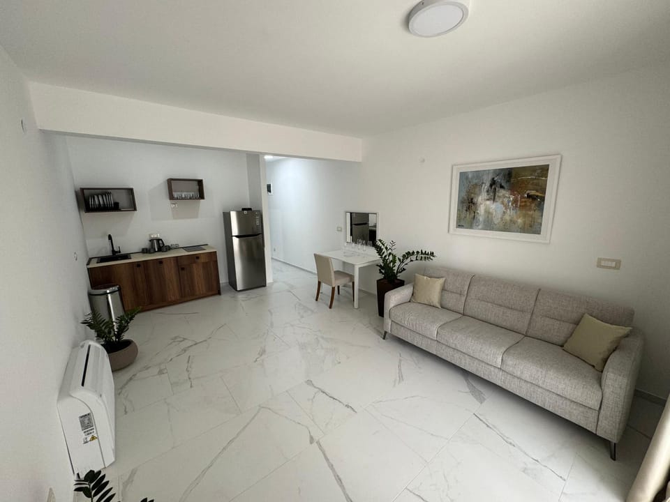 TV and multimedia, Kitchen or kitchenette, Living room, Seating area, Dining area