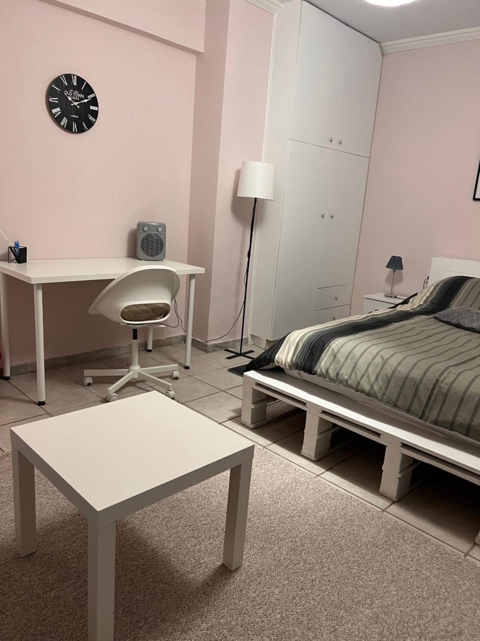 Bed, Seating area, Bedroom