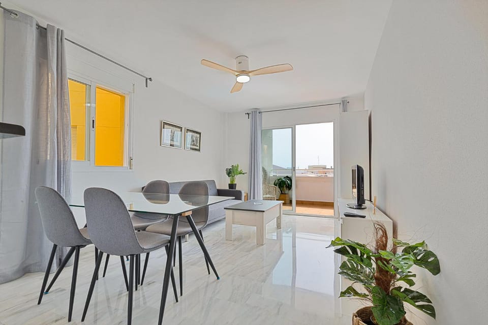 TV and multimedia, Living room, Seating area, Dining area, fireplace