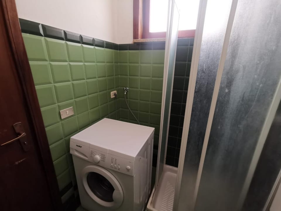 Bathroom, washing machine