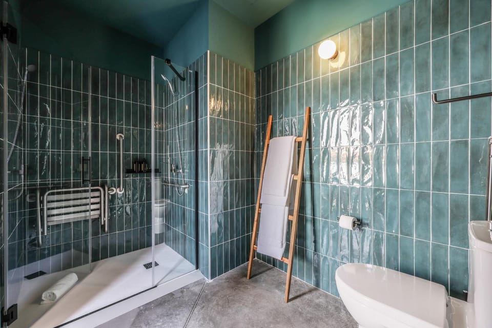 Shower, Toilet, Bathroom, towels