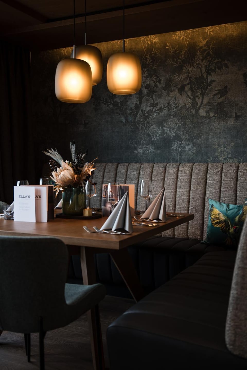 Restaurant/places to eat, Seating area, Dining area