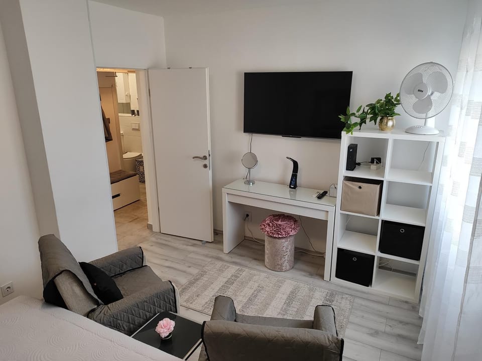 Bed, TV and multimedia, Bedroom