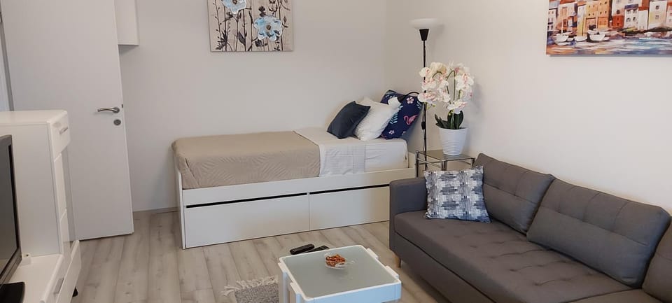 Bed, Living room