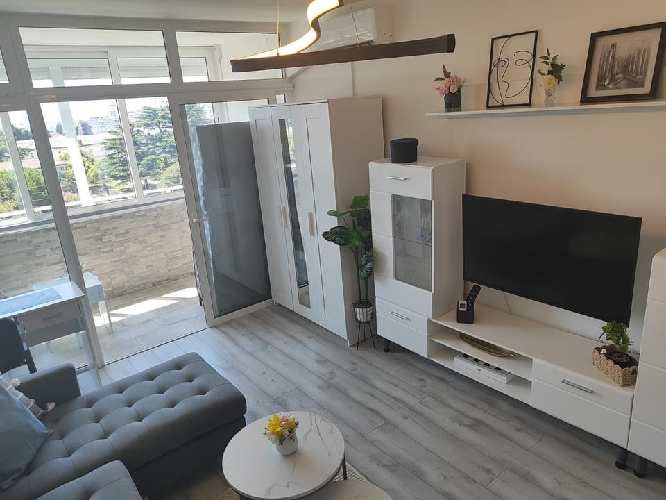 TV and multimedia, Balcony/Terrace, Living room