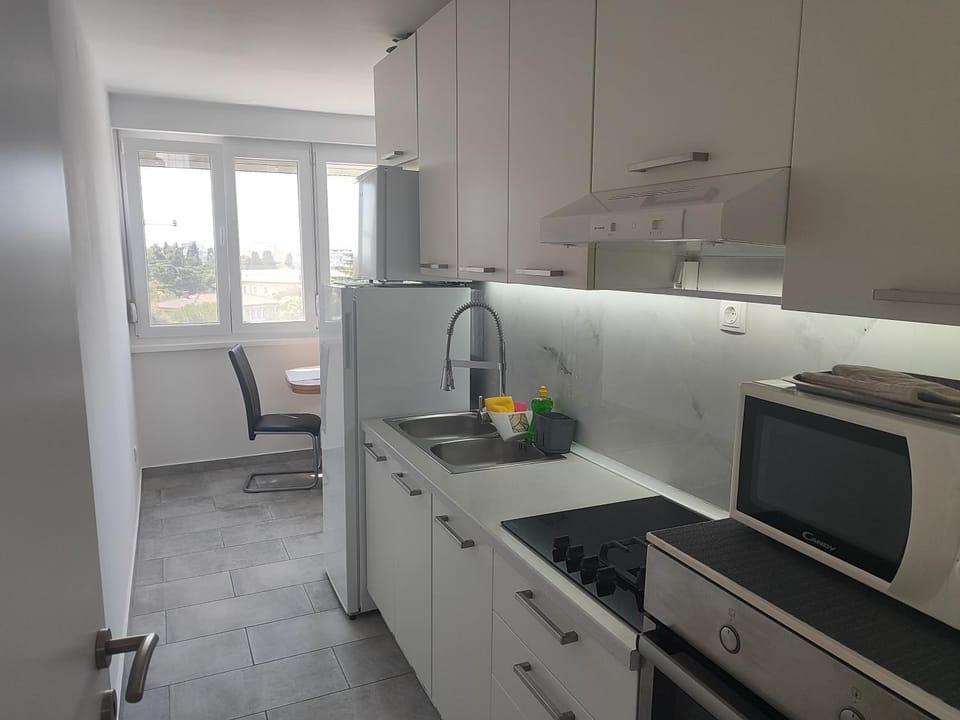 microwave, stove, kitchen