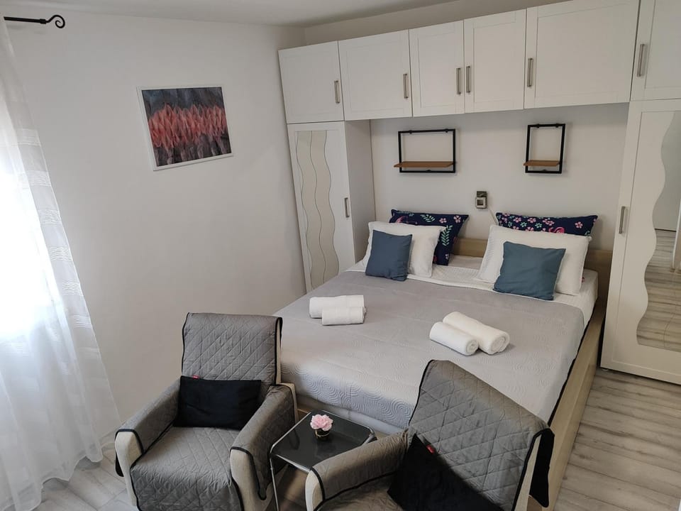 Bed, Photo of the whole room, Bedroom, towels