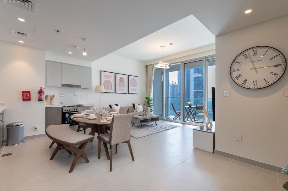 Kitchen or kitchenette, Living room, Seating area, Dining area