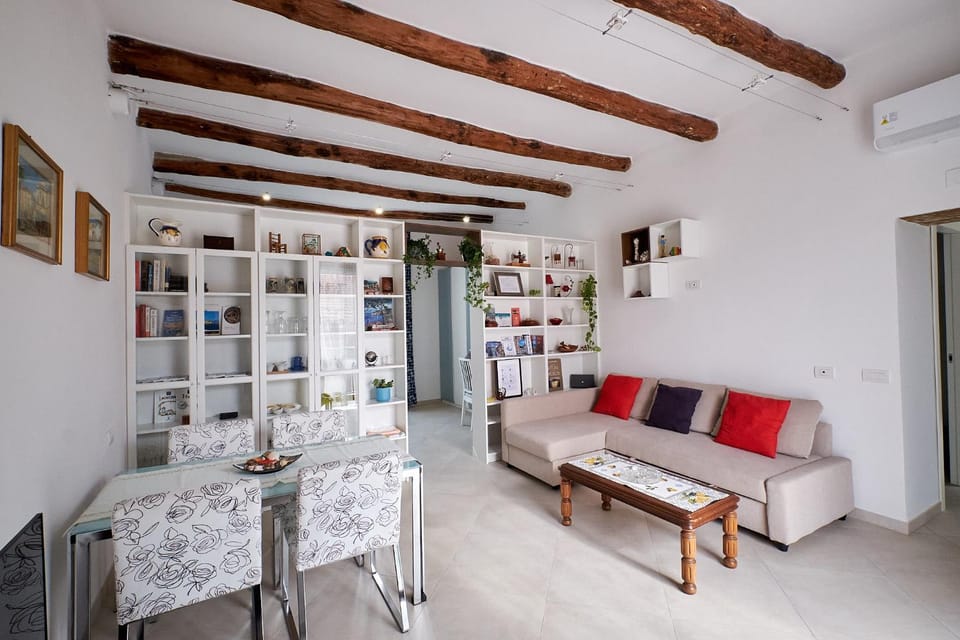 Communal lounge/ TV room, Library, Living room