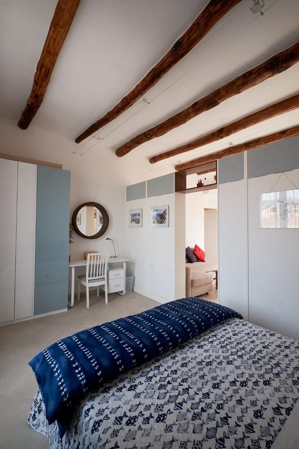 Photo of the whole room, Bedroom, furniture