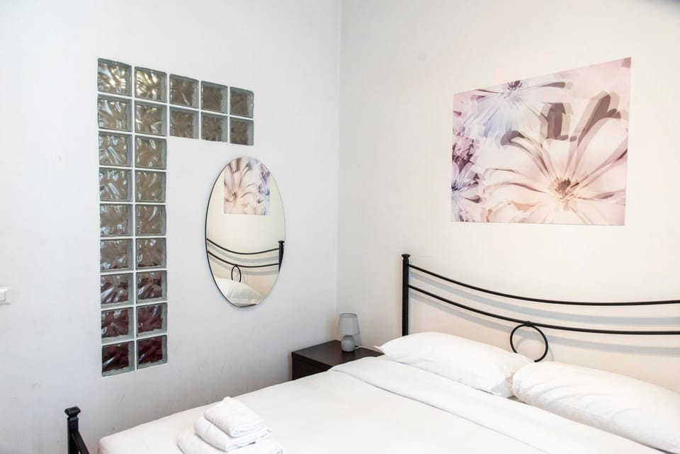 Bed, Photo of the whole room, Decorative detail, Bedroom, towels