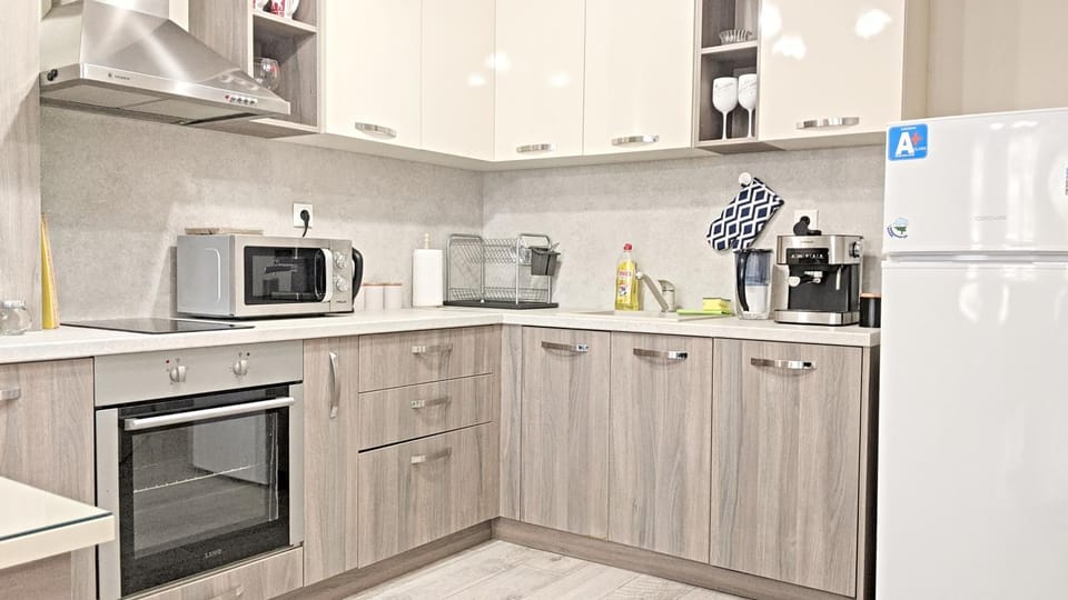 Coffee/tea facilities, Kitchen or kitchenette, dishwasher, oven, stove