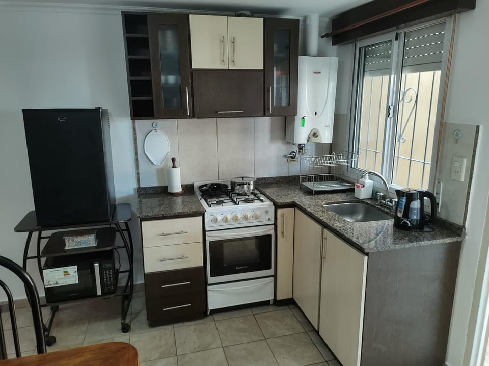 Coffee/tea facilities, Kitchen or kitchenette, Dining area, microwave, minibar, oven