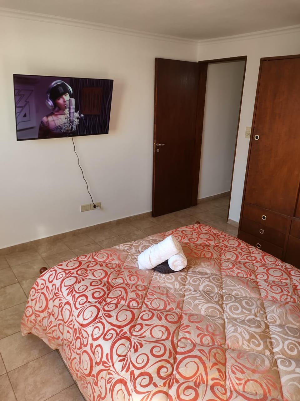 Bed, TV and multimedia, Photo of the whole room, Bedroom, towels, wardrobe