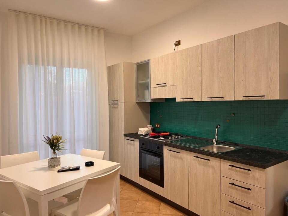 Kitchen or kitchenette, Dining area, stove