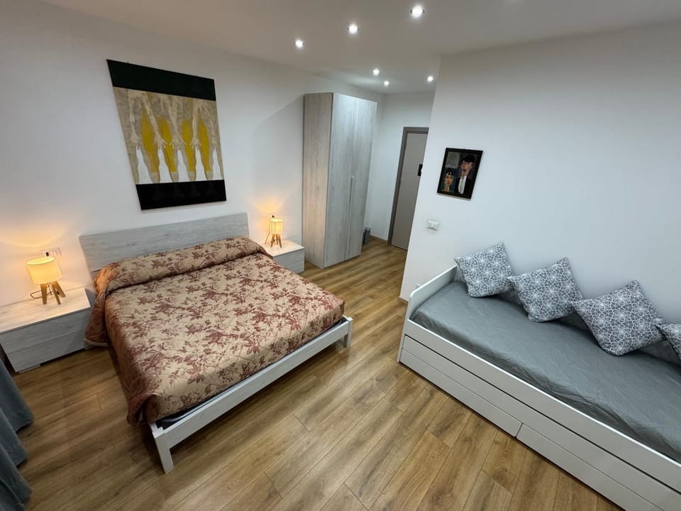 Bed, Photo of the whole room, Seating area, Bedroom