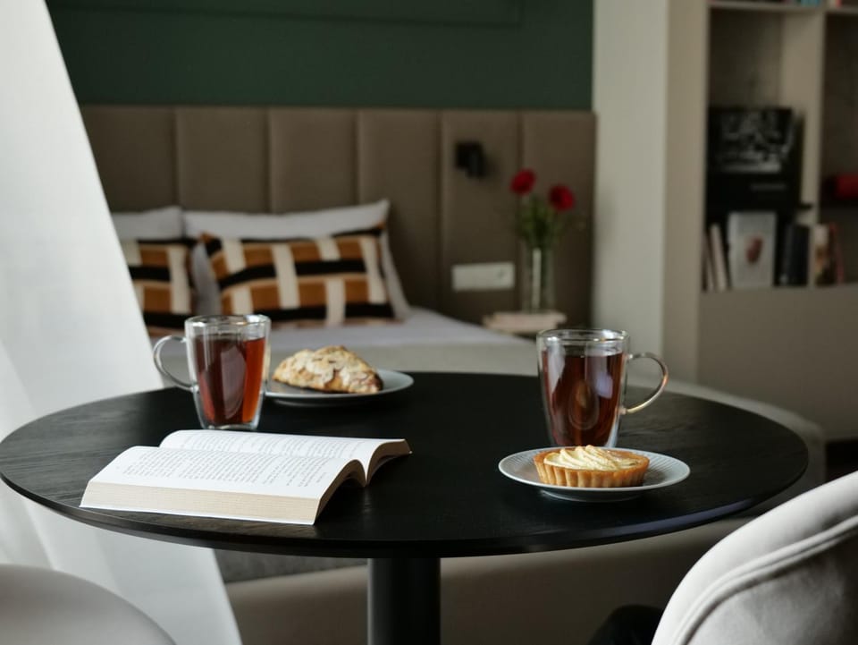 Living room, Food and drinks, Seating area, Food