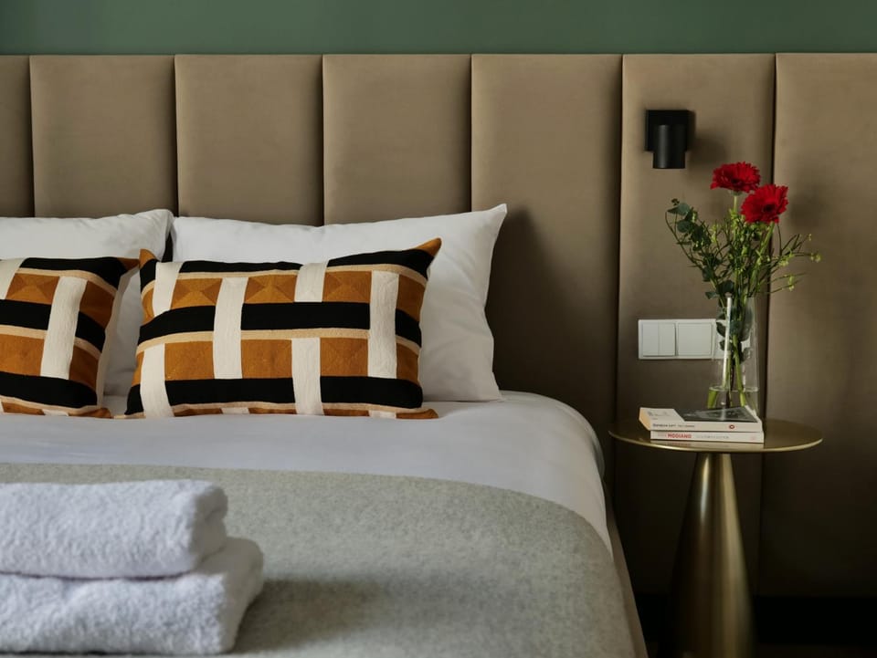 Bed, Photo of the whole room, Seating area, Bedroom