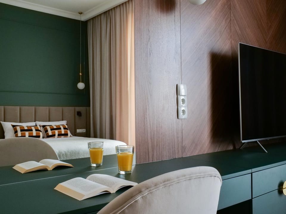 Bed, TV and multimedia, Living room, Seating area, Evening entertainment, internet