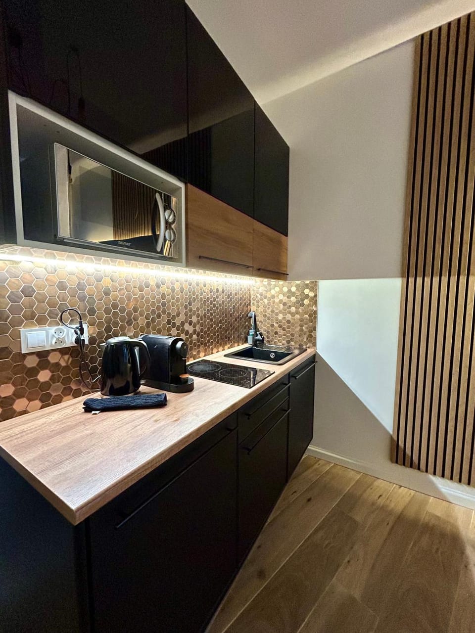 Kitchen or kitchenette, minibar, stove