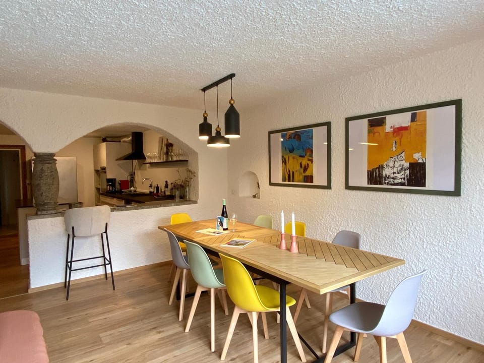 Kitchen or kitchenette, Seating area