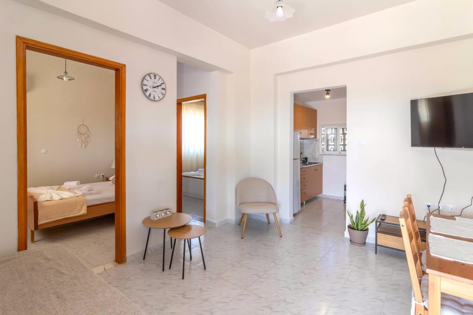 Bed, TV and multimedia, Kitchen or kitchenette, Living room, Photo of the whole room, Seating area, Dining area