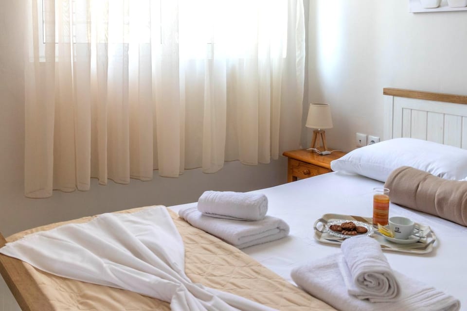 Bed, Food and drinks, Photo of the whole room, Bedroom, towels