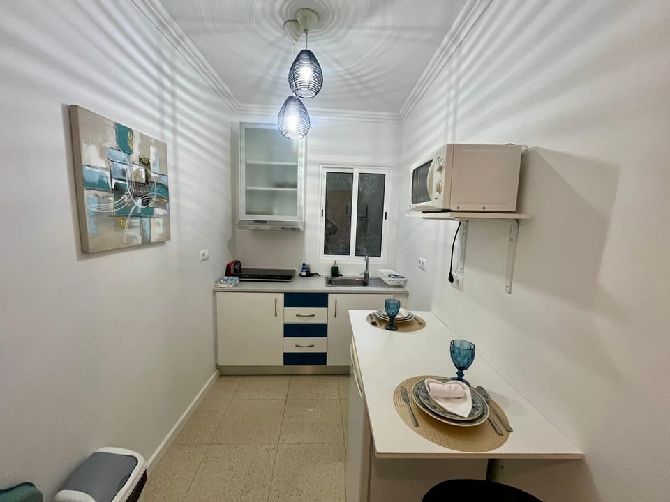 Coffee/tea facilities, Kitchen or kitchenette, Dining area, oven, stove, toaster