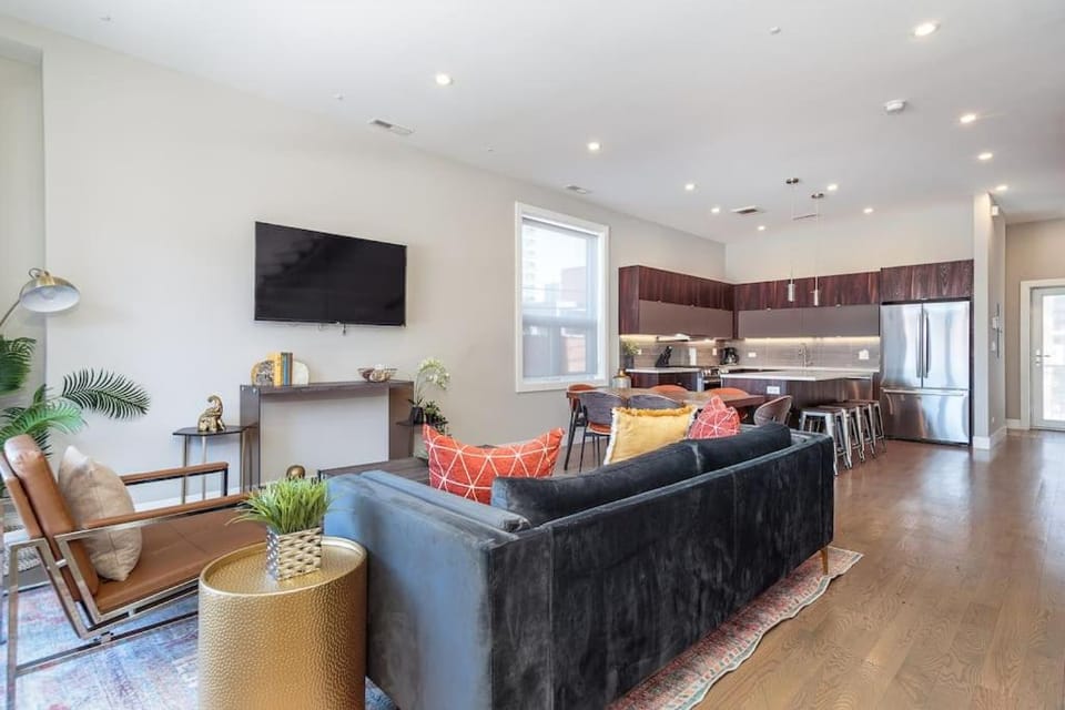 2 Newly Built Luxury Condos with Private Roofdeck House in Chicago