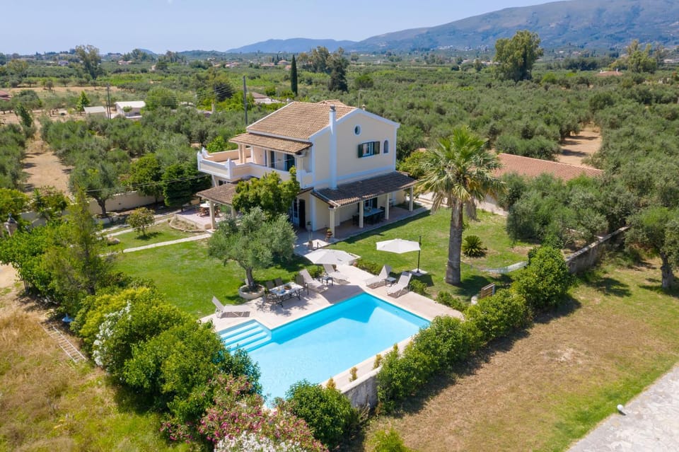 Property building, Day, Natural landscape, Bird's eye view, Garden, Garden view, Mountain view, Pool view, Swimming pool, sunbed
