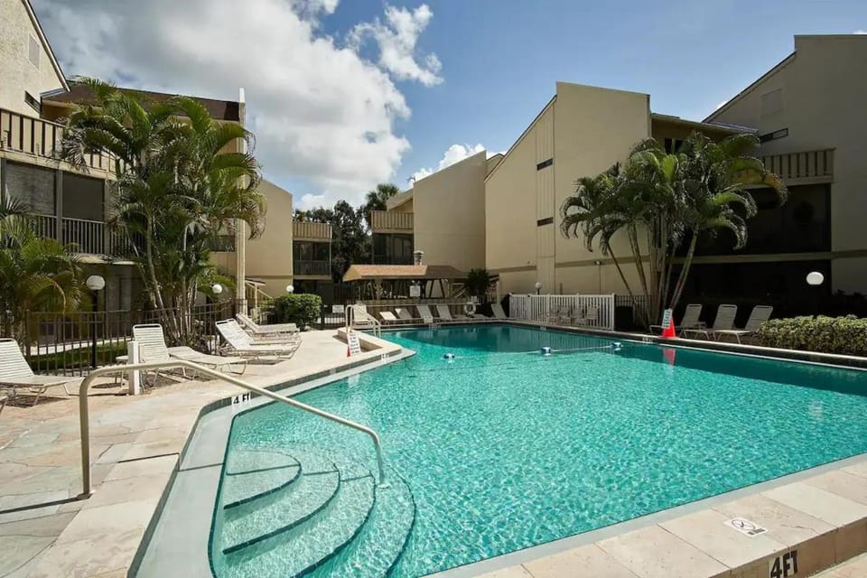 Stroll to Siesta Beach from Serene Condo + (bikes) Apartment hotel in Siesta Beach