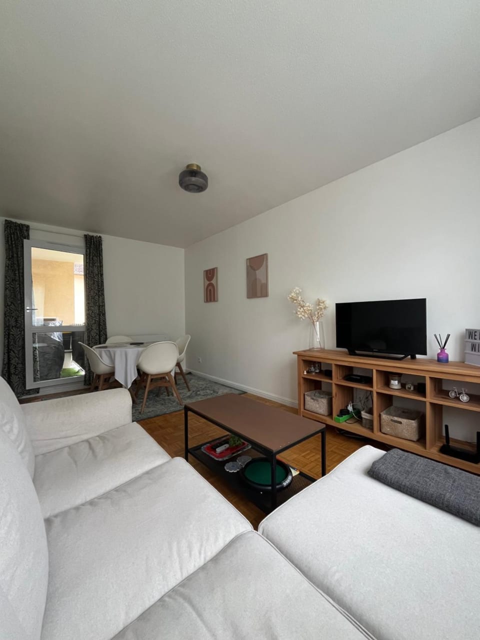 Communal lounge/ TV room, TV and multimedia, Living room, Seating area, hair dresser