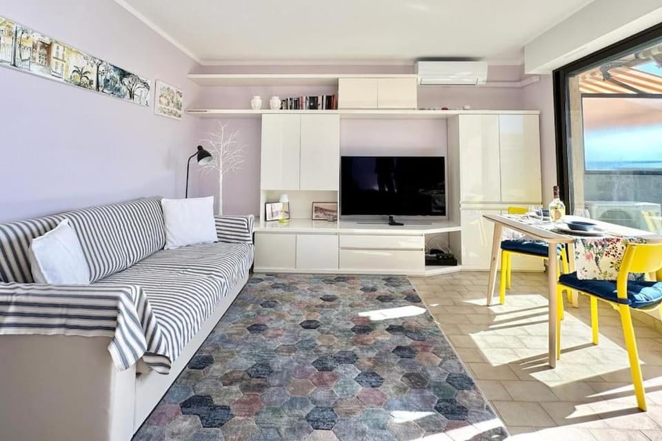 Communal lounge/ TV room, TV and multimedia, Living room