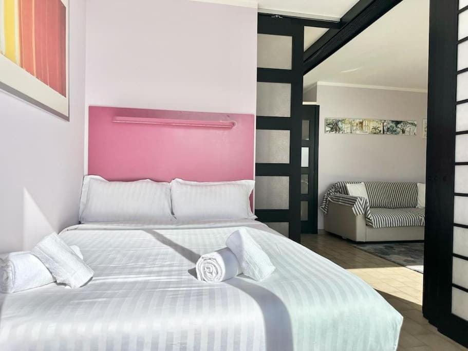 Bed, Bedroom, towels