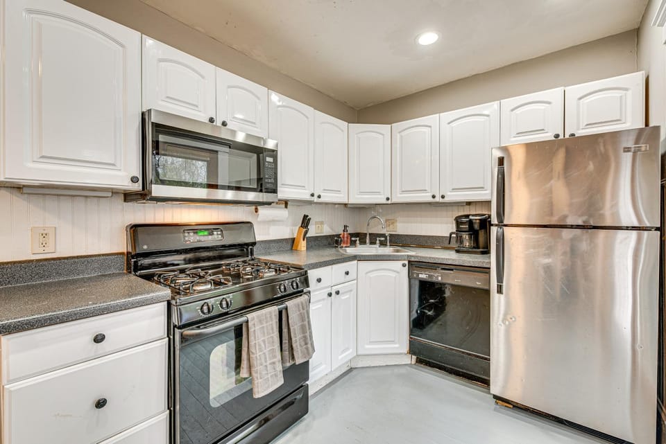 Private Patio! Charming Decatur Oakhurst Bungalow Apartment in Decatur