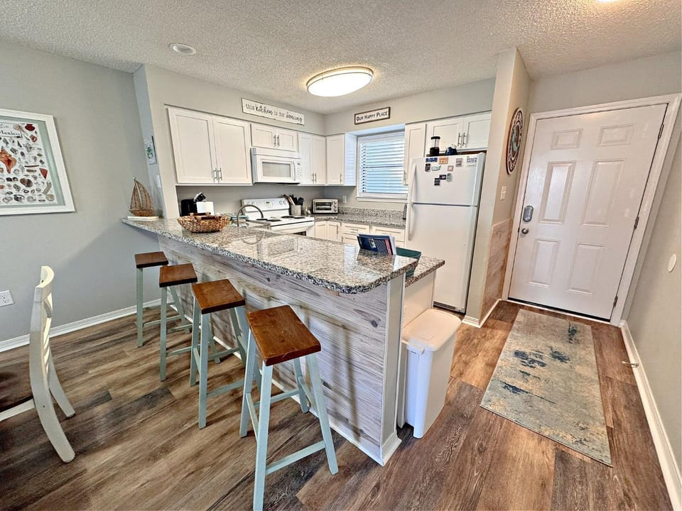 Kitchen or kitchenette, Dining area, minibar, oven, stove, kitchen