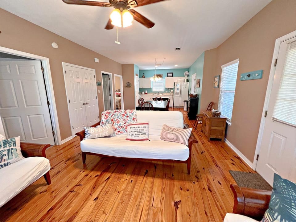 TV and multimedia, Coffee/tea facilities, Kitchen or kitchenette, Living room, Seating area, Dining area