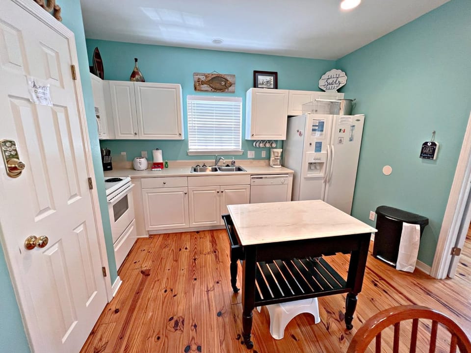 Kitchen or kitchenette, Dining area, dishwasher, oven, kitchen