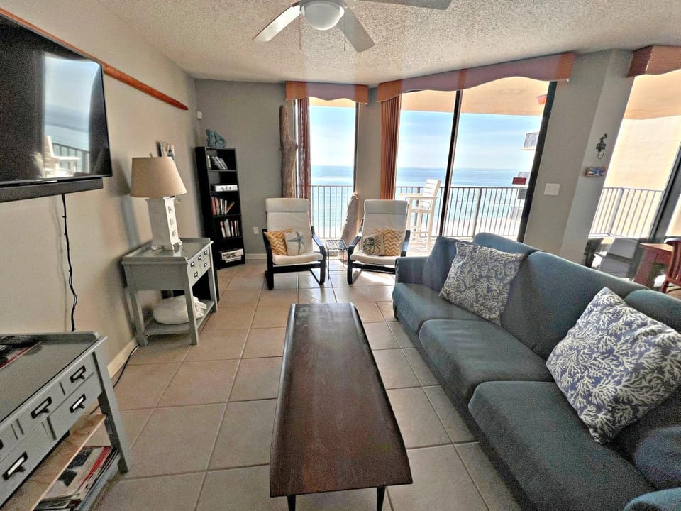 TV and multimedia, Living room, Photo of the whole room, Seating area, Sea view