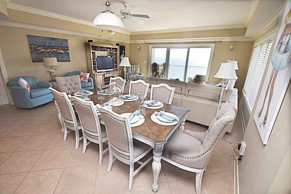 TV and multimedia, Living room, Seating area, Dining area