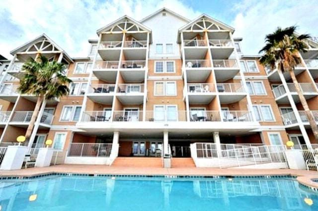 Property building, Day, Swimming pool